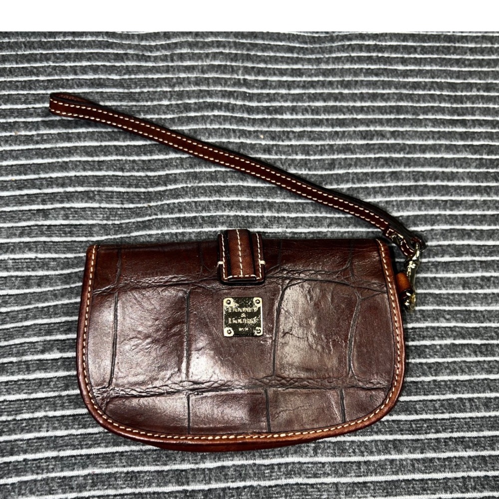 Dooney & Bourke Brown Croc Embossed Leather Wristlet Red Lining - Picture 3 of 10